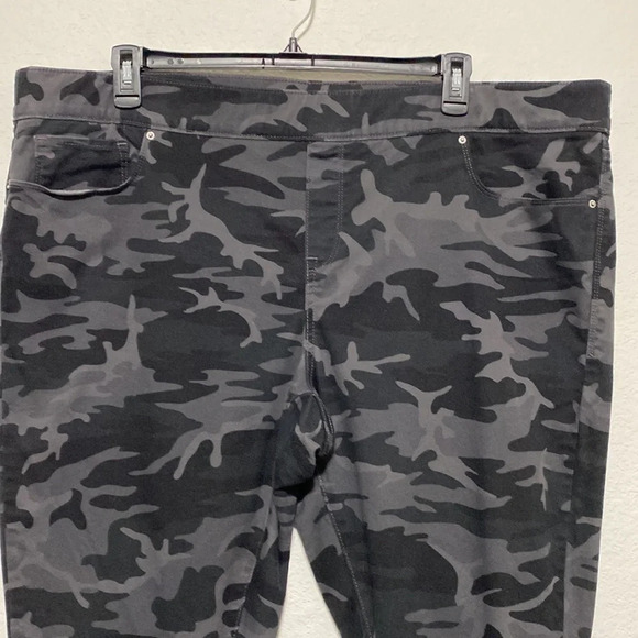 Levi's Plus Size Camo Pull-On Legging - Picture 3 of 8
